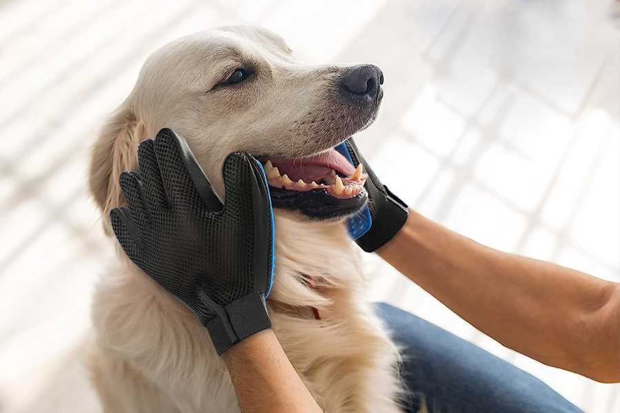 Pet Coat Grooming and Deshedding Glove