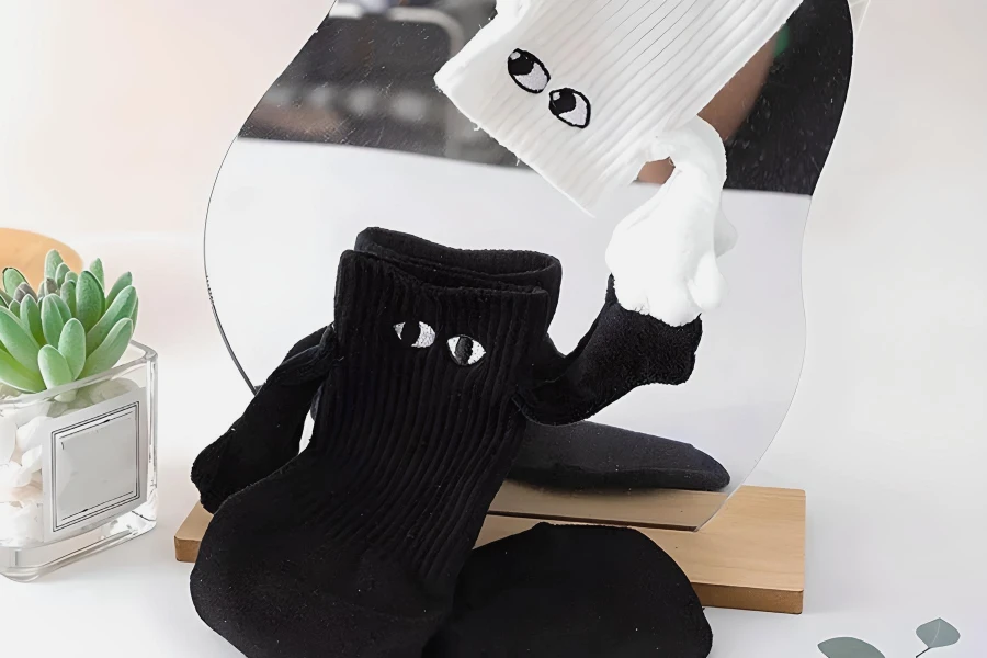 Heartfelt Gift Cartoon Eye Socks