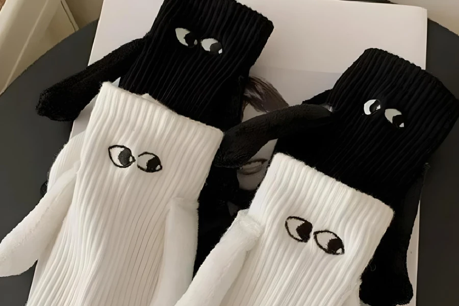 Heartfelt Gift Cartoon Eye Socks